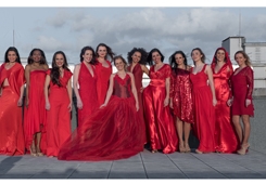 12 colaboradoras do Centro Hospitalar Lisboa Norte desfilaram de vermelho para apelar à dádiva de sangue